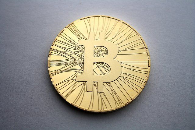 Photographie d'une pièce de bitcoin.