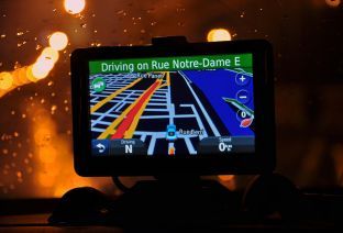 Photo d'un GPS dans une voiture, de nuit.