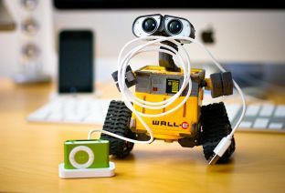 Le robot Wall-E avec un chargeur d'iPod dans les "bras".