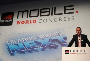 Un homme s'exprime à un pupitre lors du Mobile World Congress de Barcelone.