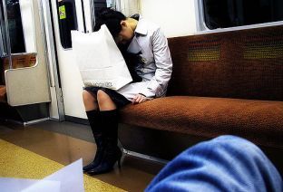 Japonnaise dormant dans le métro.