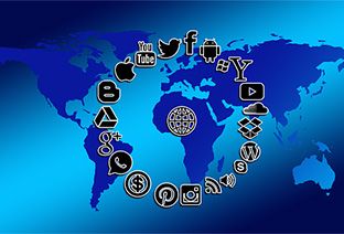 Carte du monde et symboles de réseaux sociaux.