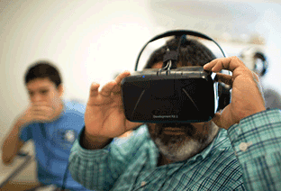 Un homme porte un casque de réalité virtuelle Oculus Rift.
