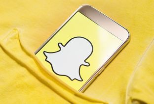 Un smartphone avec l'application Snapchat ouverte.