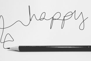 "Happy" écrit au crayon