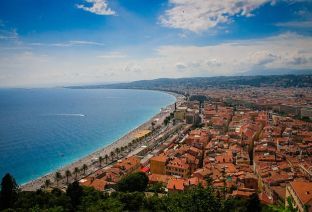 Vue sur Nice, ses constructions et son bord de mer.